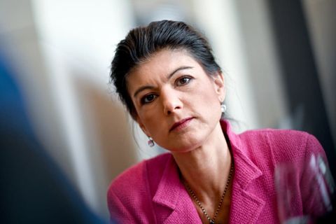 Sahra Wagenknecht, geboren 1969 in Jena, trat kurz vor dem Mauerfall der SED bei. Für die Nachfolgepartei Die Linke sitzt sie seit 2009 im Bundestag und stieg als Wortführerin des linken Parteiflügels zwischen­zeitlich zur Fraktions- und stellvertretenden Parteichefin auf.