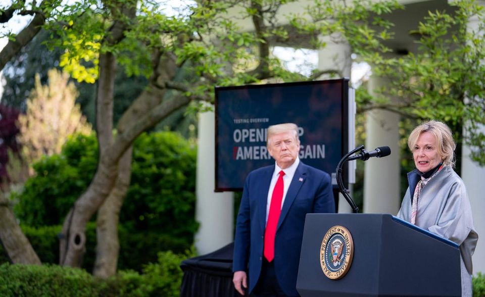Corona-Update im Rosengarten des Weißen Hauses: Die Leiterin der Sonder-Taskforce Deborah Birx schwieg, als Trump Desinfektionsmittel zur Heilung von Covid-19 empfahl.