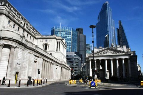 Sitz der Bank of England (l.) in London