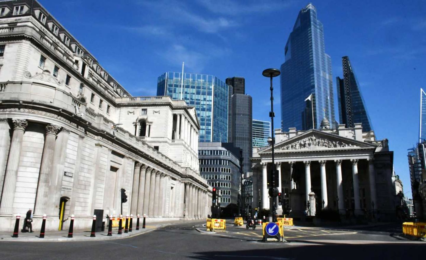 Sitz der Bank of England (l.) in London
