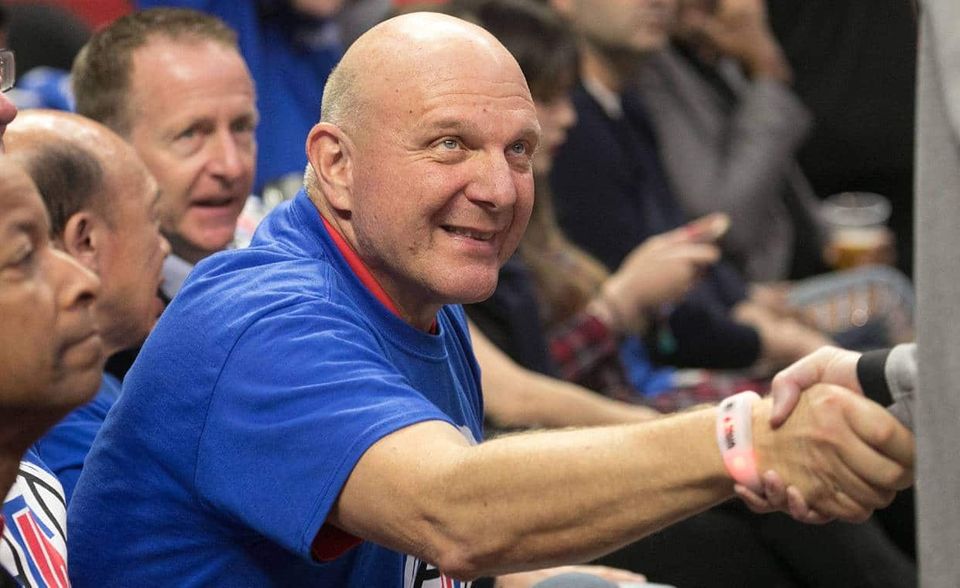 Der ehemalige Microsoft-CEO widmet sich nach seiner Karriere beim Software-Riesen dem Sport. Ihm gehört seit 2014 der Basketballclub Los Angeles Clippers, den er damals für 2 Mrd. Dollar übernahm. Die gleiche Summe steckte er in eine Art Stiftungsfonds mit dem Ziel, Amerikaner aus der Armut zu befreien. Ballmer kann sich das leisten: Sein Vermögen taxiert Forbes auf 52,7 Mrd. Dollar.