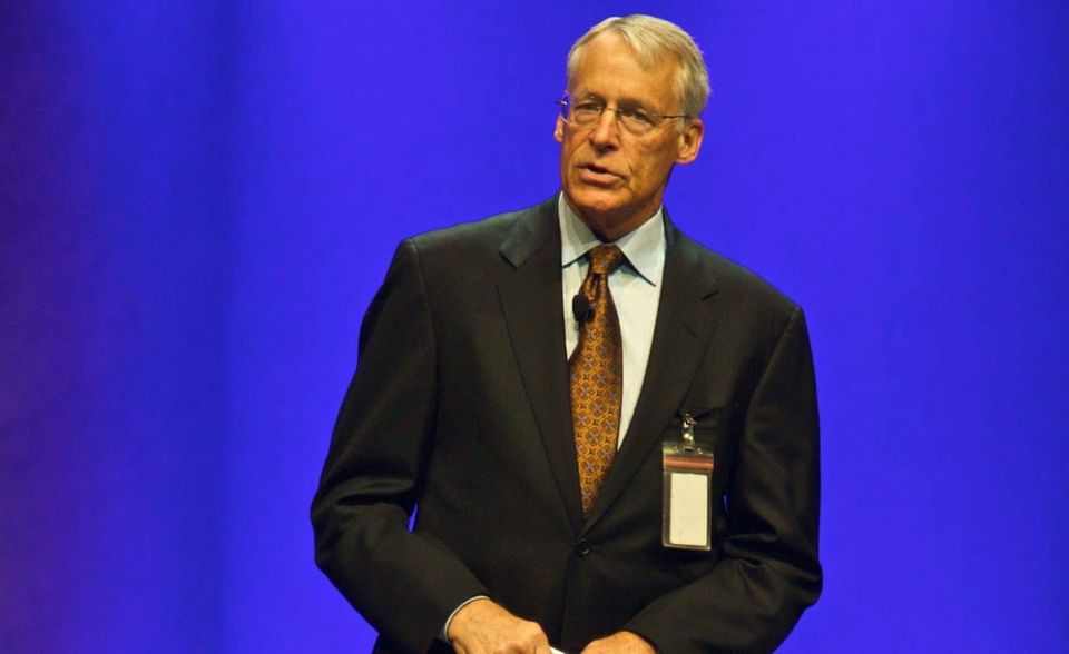 Rob Walton ist der erste Vertreter der Familie des Walmart-Gründers Sam Walton. Nach dem Tod seines Vaters 1992 wurde er Chairman der Supermarktkette, was er bis 2015 blieb. Auch heute noch ist der 75-Jährige Mitglied des Verwaltungsrates. Gemeinsam mit seinen Geschwistern hält die Familie etwa 50 Prozent der Walmart-Aktien. Forbes schätzt das Vermögen von Rob Walton auf 54,1 Mrd. Dollar.