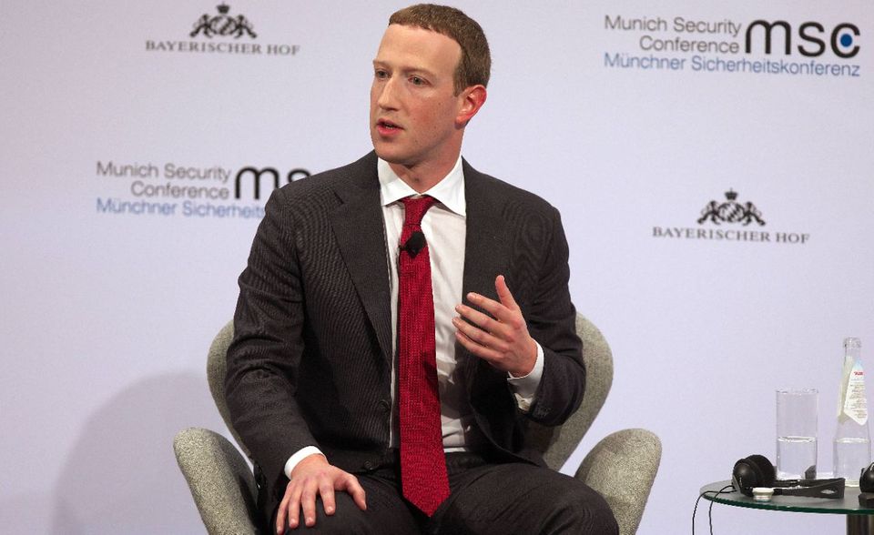 Der Facebook-Gründer und CEO Mark Zuckerberg hält einen Anteil von 15 Prozent an dem sozialen Netzwerk. Im letzten Jahr wurde Facebook Verstößen gegen den Datenschutz und die Verletzung der Privatsphäre von Nutzern zu einer Strafe von 5 Mrd. Dollar verurteilt. Zuckerbergs Vermögen ist ein wenig geschrumpft, es beläuft sich aber immer noch auf stolze 54,7 Mrd. Dollar. Momentan konzentrieren er und seine Frau Priscilla Chan sich auf Hilfs- und Spendenaktionen für die Entwicklung von Covid-19 Behandlungsmöglichkeiten.