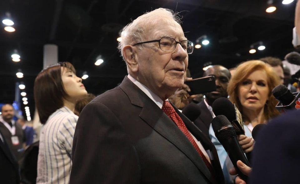 Warren Buffett ist einer der erfolgreichsten Investoren aller Zeiten. Auch viele Kleinanleger hören aufmerksam zu, wenn das „Orakel von Omaha“ spricht. Sein Vermögen ist allerdings kleiner geworden: Es ist um 15 Mrd. Dollar vor Jahresfrist auf jetzt 67,5 Mrd. Dollar geschrumpft. Sorgen muss man sich also nicht machen um den 89-Jährigen.