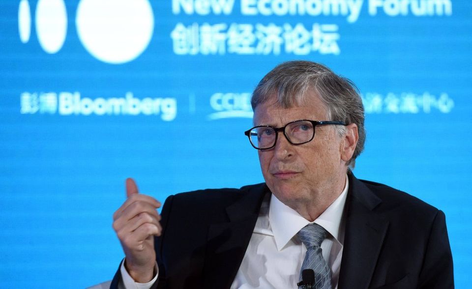 Der Microsoft-Gründer war eine Zeitlang selbst der reichste Mann der Welt. Sein Vermögen, dass er als Chef des Softwareriesen erlangt hat, setzt er heute für wohltätige Zwecke ein. Über die Bill- und Melinda Gates Stiftung fördert er die Suche nach einem Impfstoff gegen das Coronavirus – und er gehört zu den Großspendern der Weltgesundheitsorganisation. Gates ist aber auch die Hassfigur für viele Verschwörungstheoretiker. Ein absurder Vorwurf lautet, er strebe „eine globale Gesundheitsdiktatur“ an.