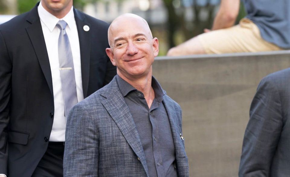Jeff Bezos ist nicht nur der reichste Amerikaner, seit er Bill Gates überholt hat gilt er auch als reichster Mensch der Welt. Obwohl seine Scheidung im letzten Jahr in Amazon-Aktien im Wert von 36,8 Milliarden US-Dollar gekostet hat, ändert sich daran nichts. Seine Exfrau Mackenzie ist in diesem Jahr auf der Forbes-Liste der reichsten Frauen mit dabei. Bezos Vermögen soll bei 113 Mrd. Dollar liegen.