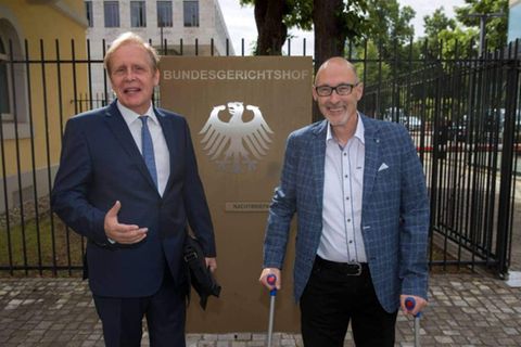 Claus Goldenstein (Rechtsanwalt des Klägers, l.) und Herbert Gilbert (Kläger) können sich freuen: Der BGH urteilt, dass VW Käufer manipulierter Fahrzeuge entschädigen muss