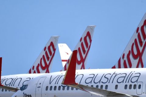 Auch Richard Branson ist in der Corona-Krise angeschlagen. Seine schon zuvor hochverschuldete Fluglinie Virgin Australia Airlines musste im April Insolvenz anmelden. Die australische Regierung weigerte sich, die zweitgrößte Fluggesellschaft des Landes mit weiteren Staatshilfen vor der Pleite zu bewahren. „Die Regierung paukt keine fünf ausländischen Anteilseigner mit tiefen Taschen heraus, die die Fluggesellschaft gemeinsam zu 90 Prozent halten“, sagte Schatzkanzler Josh Frydenberg laut der „Frankfurter Allgemeinen Zeitung“. Virgin Australia ist demnach im Besitz der Nanshan Group (19,98 Prozent), der HNA Group (19,82), des Qantas-Konkurrenten Singapore Airlines (20,09), Etihad Airways (20,94) und der Virgin Group (10,42). Branson will dem Bericht zufolge seine Privatinsel Necker Island als Sicherheit für einen Kredit anbieten.