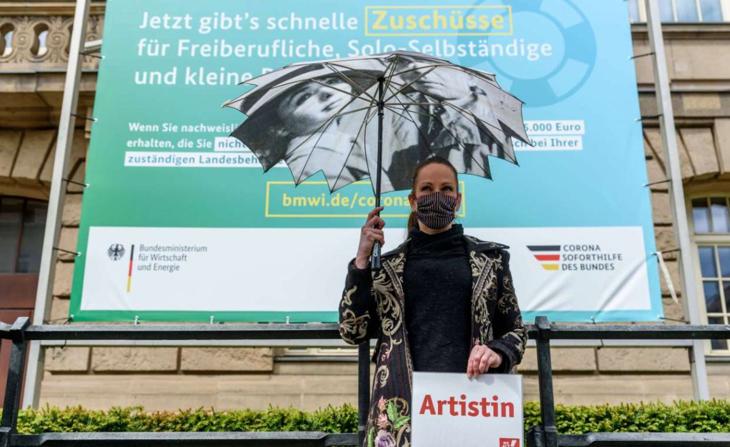 Gemeinsam mit CAMPACT demonstreiren Solo-Selbstständige, Freiberufler und Künstler vor dem Bundeswirtschaftsministerium in Berlin gegen die Löcher im Rettungsschirm.