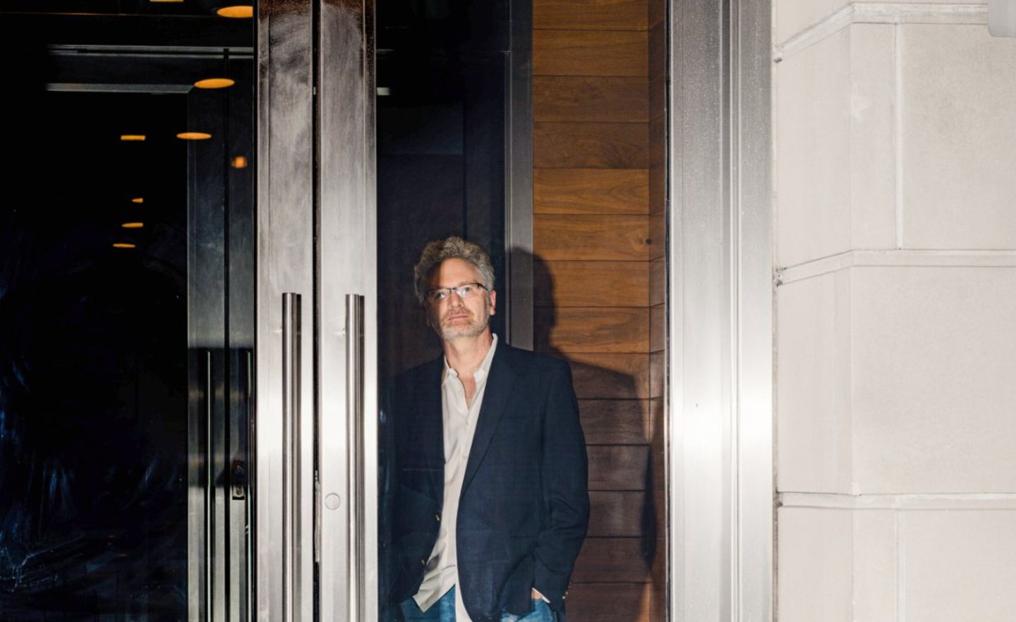 Adam Tooze hinter der Eingangstür seines Wohngebäudes in New York