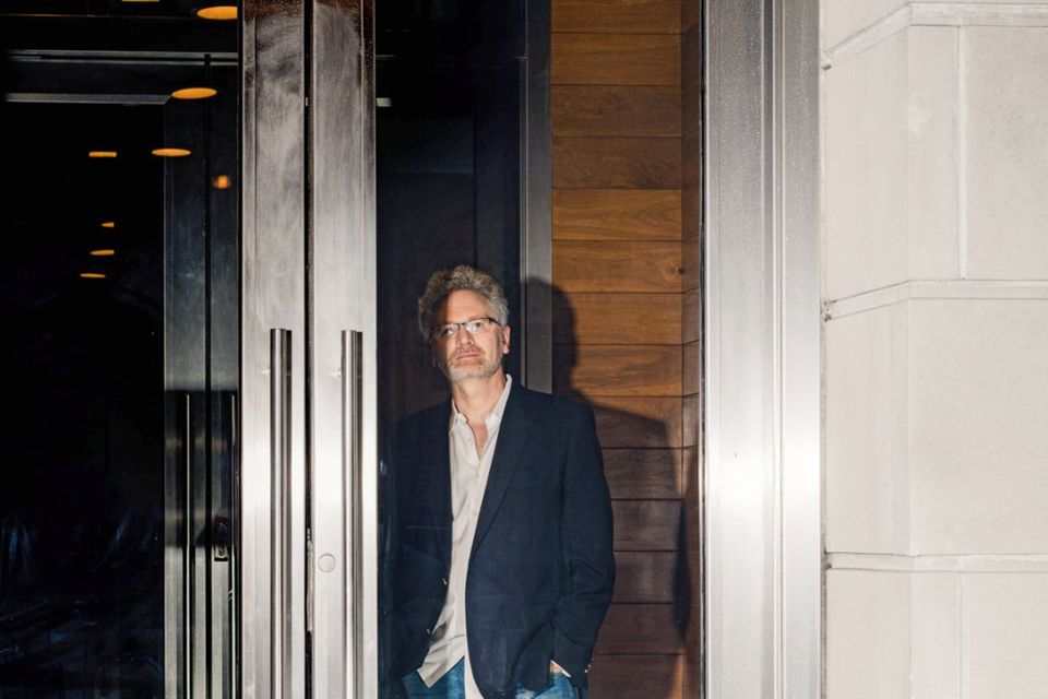 Adam Tooze hinter der Eingangstür seines Wohngebäudes in New York
