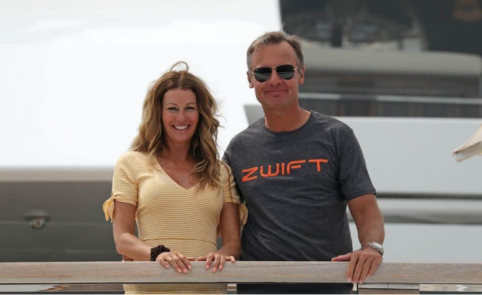 #1 Ernesto Bertarelli Mit seiner Schwester Dona steigerte Bertarelli den Umsatz des vom Vater geerbten Familienunternehmens Sereno auf 2,4 Mrd. US-Dollar, bevor er es 2007 für mehr als 13 Mrd. US-Dollar an Merck verkaufte. Ernesto und Dona sind Co-Vorsitzende der Bertarelli-Stiftung, die sich auf Meeresschutz und Biowissenschaftsforschung konzentriert. Heute ist Ernesto Bertarelli mit einem Vermögen von 8,0 Mrd. US-Dollar der reichste Schweizer.
