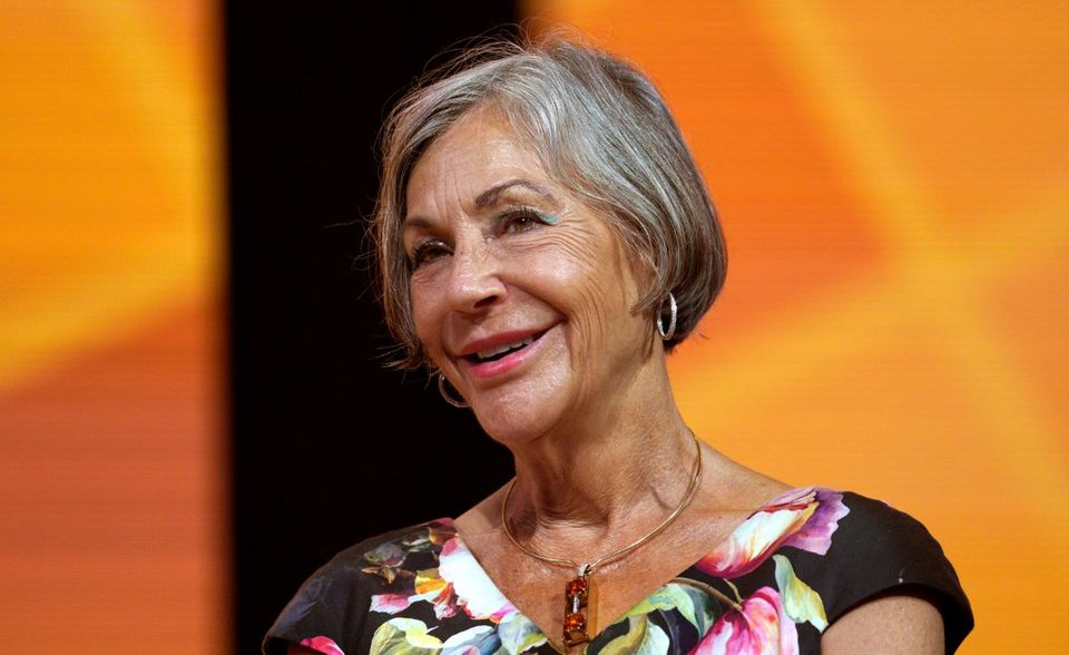 Die 70-jährige Alice Walton ist die einzige Tochter des Walmart-Gründers Sam Walton. Anders als ihre Brüder Rob und Jim arbeitete sie nicht im Familienkonzern, sondern als Kunstkuratorin. 2011 eröffnete sie das Crystal Bridges Museum für amerikanische Kunst in ihrer Heimatstadt Bentonville, Arkansas. Ihr Vermögen von 56,1 Mrd. Dollar machen sie zur reichsten Frau der Welt.