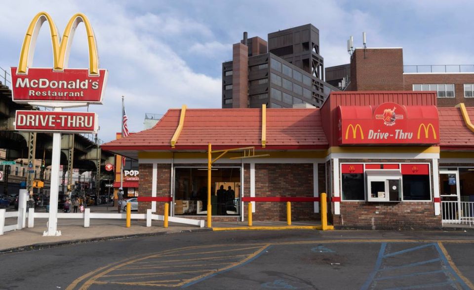 2020 feiert McDonald‘s seinen 80. Geburtstag. Grund zum Feiern hat die Fast-Food-Kette angesichts der Geschäftszahlen nur bedingt. Die Erlöse sanken um sechs Prozent auf 4,7 Mrd. US-Dollar. Vor allem die zunehmenden Corona-Maßnahmen im März machen sich bemerkbar. Im letzten Monat des ersten Quartals war der weltweite Umsatz um 22 Prozent eingebrochen. Der Gewinn sank im Vergleich zum Vorjahreswert um 17 Prozent auf 1,1 Mrd. US-Dollar. Seine ursprüngliche Jahresprognose hat McDonald's zurückgezogen.