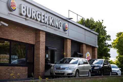 Burger King blieb mit seinem Umsatz ganze 290 Mio. US-Dollar hinter dem Vorjahreswert zurück. Im fünften Quartal erzielt die Fast-Food-Kette damit knapp 5 Mrd. US-Dollar Umsatz – ein Rückgang um drei Prozent. Der Mutterkonzern Restaurants Brands International, zu dem auch die Firmen Tim Horton und Popeye’s gehören, berichtet von ähnlichen Entwicklungen, wobei vor allem das Quartalsende erheblichen Einfluss auf die Geschäftszahlen hatte. Gingen die Tagesumsätze in den letzten beiden Märzwochen knapp um 30 Prozent zurück, lagen die vergleichbaren Tagesumsätze Ende April im negativen zweistelligen Bereich.