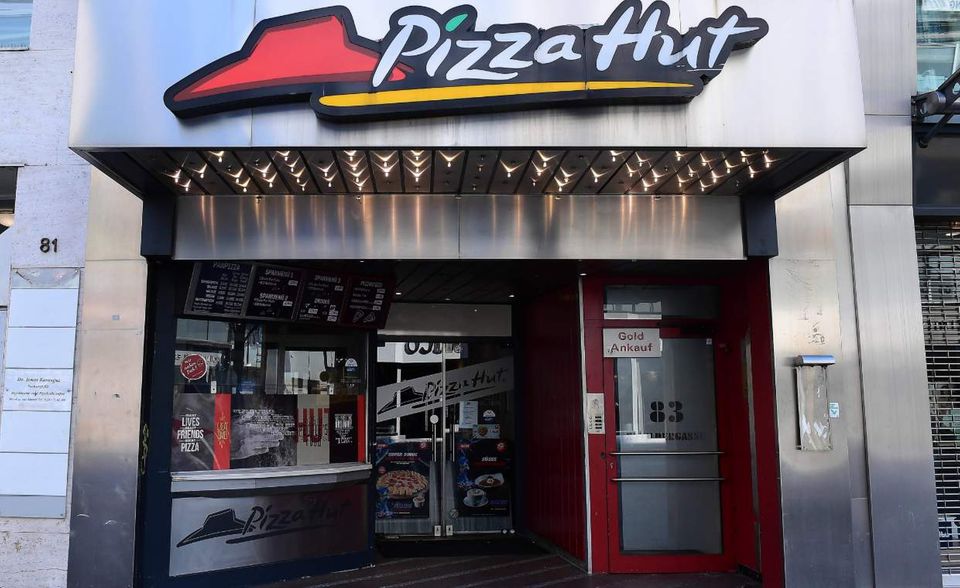 Auch Pizza Hut, das zusammen mit KFC zum Konzern Yum! Brands gehört, hat auf einigen Schlüsselmärkten spürbare Einbußen hinnehmen müssen. Durch das US-und China-Geschäft der Pizza-Schnellrestaurants brach der Filial-Verkauf mit elf Prozent um mehr als ein Zehntel ein. Ohne die Standorte in der Volksrepublik halbiert sich der Rückgang. Auch die Erlöse sind durch die Folgen der Corona-Pandemie um 8 Mio. US-Dollar niedriger als im Vorjahreszeitraum. Das entspricht etwa drei Prozent Erlöse. Trotzdem wurden im ersten Quartal rund 127 neue Filialen eröffnet.