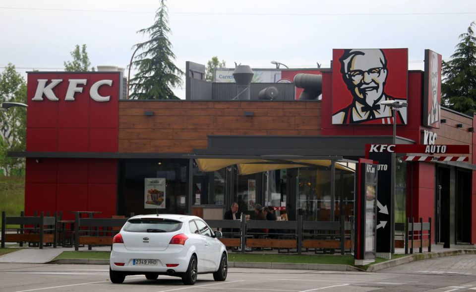 Bei Kentucky Fried Chicken (KFC) ging der vergleichbare Umsatz im ersten Quartal um acht Prozent zurück. Grund dafür sind vor allem die Lockdown-Maßnahmen in China. Mehr als ein Viertel der 48.000 KFC-Filialen steht in der Volksrepublik. Seit den Lockerungen sind aber nahezu alle chinesischen Standorte in Teilen oder vollständig geöffnet. International brachen die Verkäufe dagegen um zwei Prozent ein. Der Erlös ist im Vergleich zum Vorjahreswert dennoch stabil bei 566 Mio. US-Dollar.