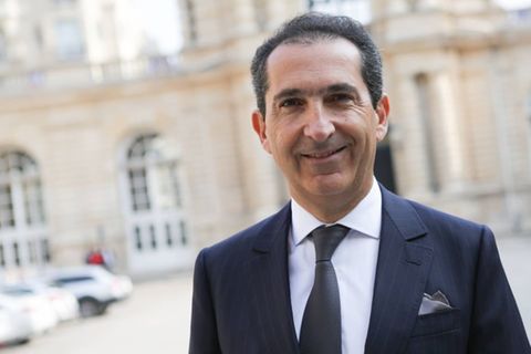 Auf Platz sieben der reichsten Franzosen in 2020 landet der Gründer und Mehrheitseigner von Altice NV, Patrick Drahi, mit einem Vermögen von 7,1 Mrd. US-Dollar. 2014 gründete er den heutigen Telekommunikationsriesen, heute hält er 60 Prozent der Anteile. Im Oktober 2019 erwarb Drahi das Auktionshaus Sotheby's für rund 2,6 Milliarden US-Dollar und privatisierte es.