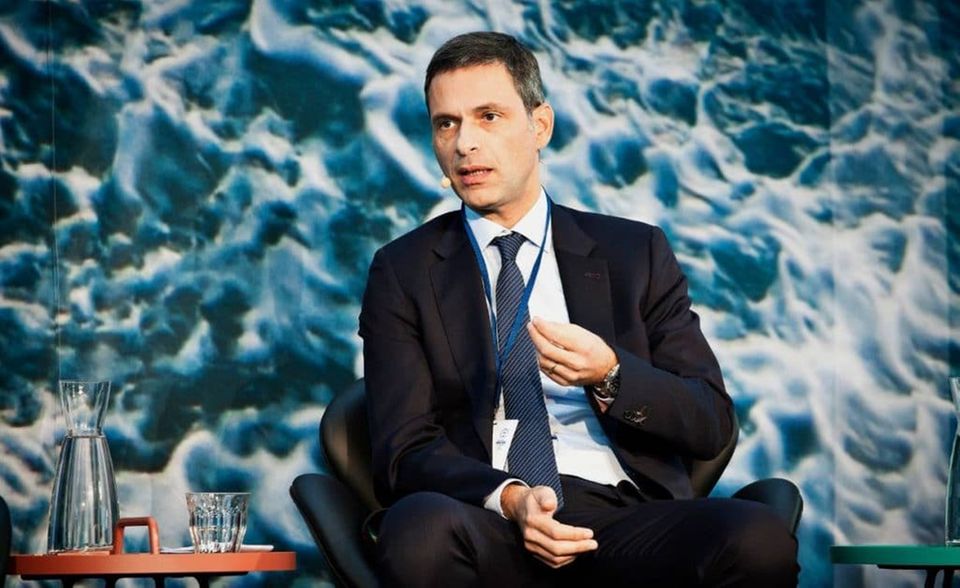 Seit 2017 ist Rudolphe Saadé Vorstandsvorsitzender und CEO der CMA CGM Group. Die Geschäfte übernahm er von seinem Vater, Jacques Saadé, der das Schifffahrtsunternehmen 1978 gegründet hatte. Das Unternehmen mit einem Umsatz von 23,4 Mrd. US-Dollar betreibt mehr als 500 Schiffe und bedient 420 Handelshäfen in 160 Ländern. Saadés Vermögen beläuft sich auf 7 Mrd. US-Dollar.