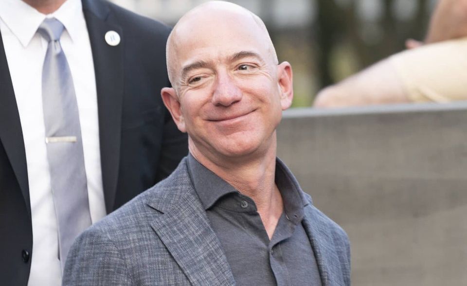 Jeff Bezos Das zweitgrößte Vermögensplus machte Amazon-Chef Jeff Bezos. Am 22. Mai lag es bei 146,9 Mrd. US-Dollar, ein Zuwachs von mehr als einem Viertel seit Ende März. Auch die Amazon-Aktie ist seit dem 23. März um 29 Prozent gewachsen. In Zahlen umfasst Bezos’ Vermögensplus 29,9 Mrd. US. Dollar. Das Ranking der reichsten Menschen der Welt führt der Amazon-Chef weiterhin an.