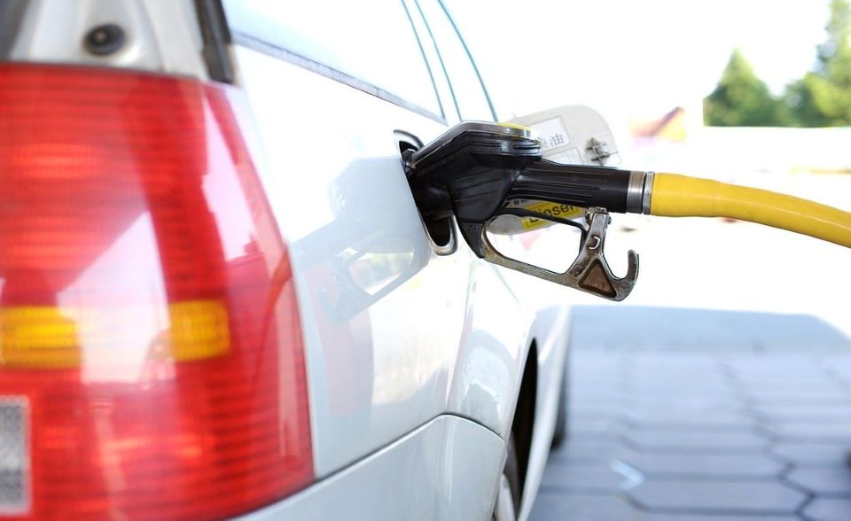 Der weltweite Preisverfall beim Öl ist in erster Linie für die sinkende Inflationsrate verantwortlich. Energie war im April 2020 im Euro-Raum fast ein Zehntel (minus 9,7 Prozent) günstiger als im Vorjahresmonat. Im April 2019 hatten die Statistiker hingegen noch einen Anstieg um 5,3 Prozent registriert. Den größten Einbruch bei den Verbraucherpreisen gab es in Deutschland beim Flüssiggas. Es war im April 18,6 Prozent billiger als im Vorjahresmonat, wie das Statistische Bundesamt mitteilte. Auf dem zweiten Platz lag Heizöl mit einem Minus von 17,3 Prozent. Tanken wurde ebenfalls deutlich günstiger. Benzin und Dieselkraftstoff verzeichneten einen Rückgang von 16,5 beziehungsweise 13,3 Prozent.