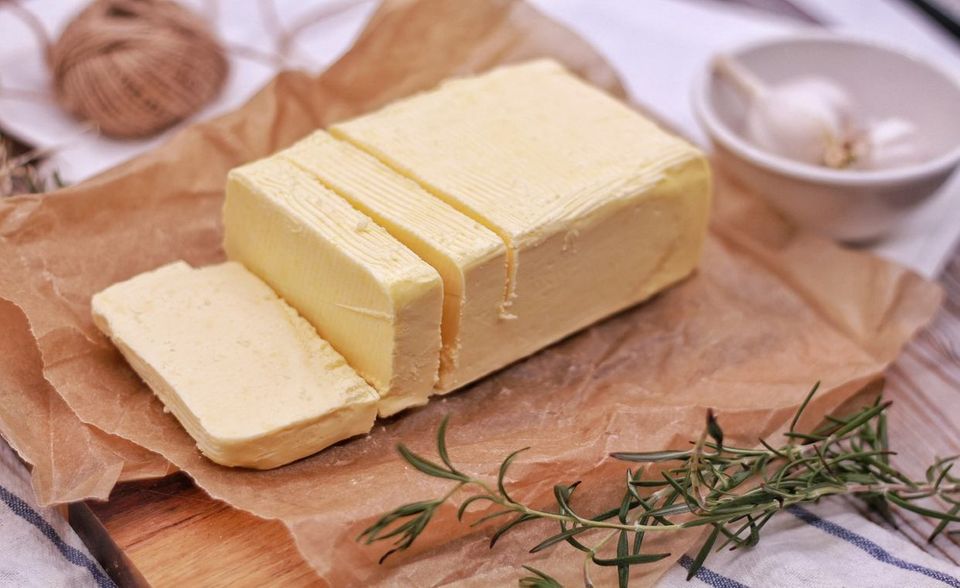 Haltbare Lebensmittel aus heimischer Produktion, die weniger stark von Corona-Maßnahmen betroffen sind, haben sich während der Pandemie oft verbilligt. Das gilt auch für Butter. Sie kostete im April laut dem Statistischen Bundesamt im Schnitt 7,8 Prozent weniger als im Vorjahresmonat.
