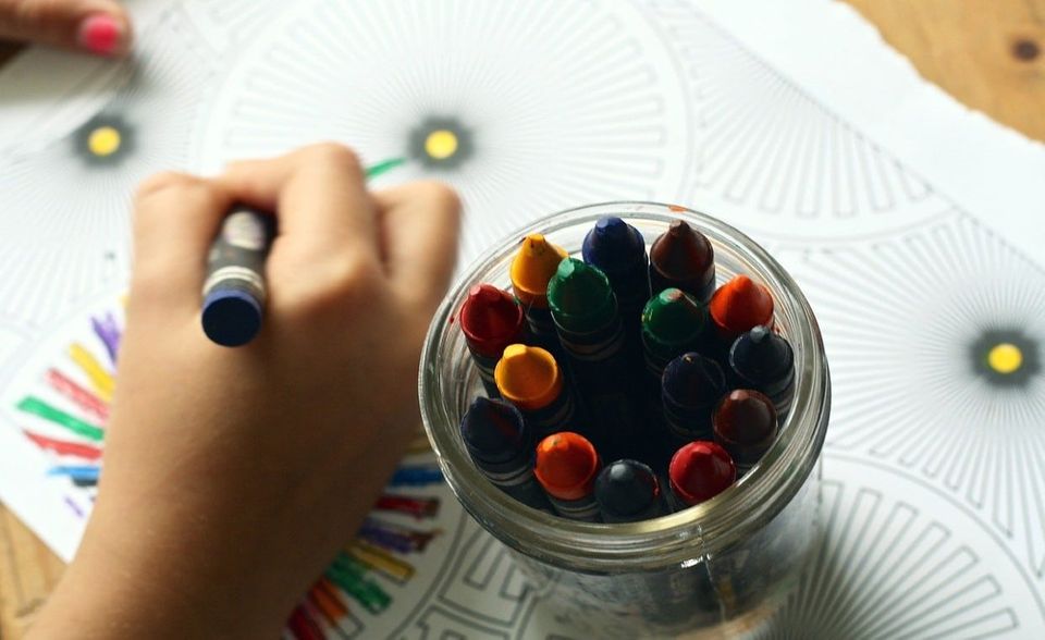 Dienstleistungen der häuslichen Pflege sind im April 6,9 Prozent teurer geworden. Die sogenannten Dienstleistungen des Elementarbereichs haben sich hingegen um 9,9 Prozent verbilligt. Darunter fasst das Statistische Bundesamt Gebühren für die Betreuung kleiner Kinder in Krippen, Tagesstätten oder Kindergärten zusammen. Diese Kosten seien in den vergangenen Jahren zurückgegangen, etwa durch die Abschaffung von Kita-Gebühren, sagte eine Sprecherin der Behörde. Das sei aber regional sehr verschieden.