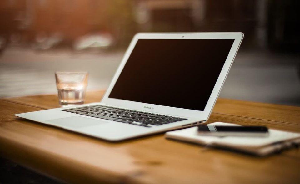 Wer für das Homeoffice einen neuen Laptop braucht, gibt dafür vermutlich weniger aus als vor einem Jahr. Die Verbraucherpreise für Computer sanken im April um 5,6 Prozent. Damit setzt sich der Trend der vergangenen Jahre fort. Zwischenzeitlich habe es auch mal Erhöhungen gegeben, etwa durch Veränderungen bei Wechselkursen oder Einfuhrpreisen, sagte die Expertin des Statistischen Bundesamts. Tendenziell sei der Preistrend bei technischen Produkten aber rückläufig. Dasselbe gilt für Mobiltelefone ohne Vertrag und ohne SIM-Karte. Sie waren zuletzt sogar 7,1 Prozent günstiger als im April 2019.