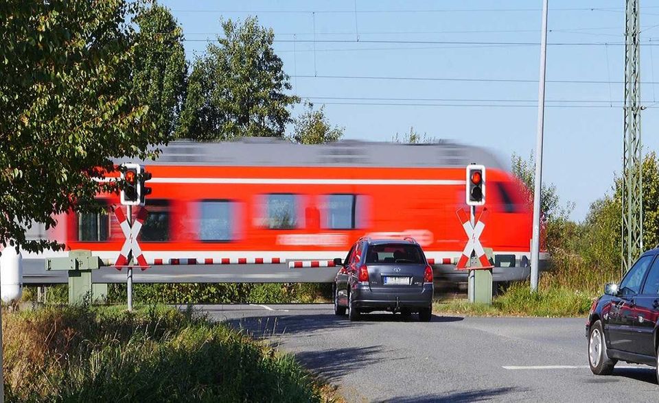 Momentan fahren zwar sehr viel weniger Menschen mit der Bahn. Wer es tut, zahlt aber im Schnitt ein Zehntel weniger als vor einem Jahr. Die Personenbeförderung im Schienenverkehr ist um 10,5 Prozent günstiger geworden. Hier macht sich der seit Jahresbeginn geringere Mehrwertsteuersatz bei der Deutschen Bahn bemerkbar.