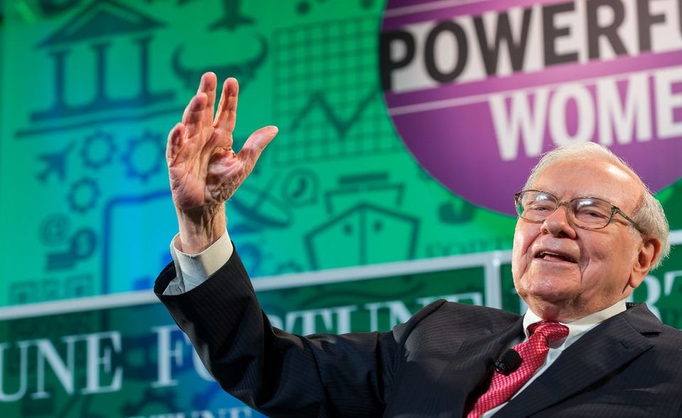 Berkshire Hathaway rutschte im 2020 veröffentlichten Ranking vom achten auf den sechsten Platz. Das war das schlechteste Ergebnis seit 2012. Warren Buffett und Charlie Munger hatten dennoch Grund zur Freude. Zwar konnte ihre Holdinggesellschaft im Vergleich zur Konkurrenz nur leicht wachsen. Die Erlöse stiegen um 2,7 Prozent auf 252,6 Milliarden Dollar. Dafür explodierten die Erlöse um 1925,8 Prozent auf einen Rekord von 81,4 Milliarden Dollar. „Fortune“ erklärte das mit riesigen Gewinnen von Buffetts Investitionen am Aktienmarkt. Die Vermögenswerte von Berkshire Hathaway beliefen sich dem Bericht zufolge auf 817,7 Milliarden Dollar. Der Holdinggesellschaft gehören unter anderem Duracell und der zweitgrößte US-Autoversicherer Geico. Berkshire Hathaway hält zudem große Anteile an Kraft Heinz, American Express und Coca-Cola sowie rund fünf Prozent an Apple.