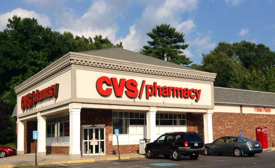Das Pharmahandelsunternehmen CVS Health ist einer der zwei größten Aufsteiger der Top 10. Der Besitzer der Kette CVS Pharmacy (eine Mischung aus Apotheke und Drogerie) kletterte vom achten auf den fünften Rang. Verantwortlich war ein 32-prozentiges Plus beim Umsatz, der sich auf 256,8 Milliarden Dollar belief. Das gelang laut „Fortune“ dank der Übernahme des Versicherungsriesen Aetna. Die Gewinne summierten sich auf 6,6 Milliarden Dollar.