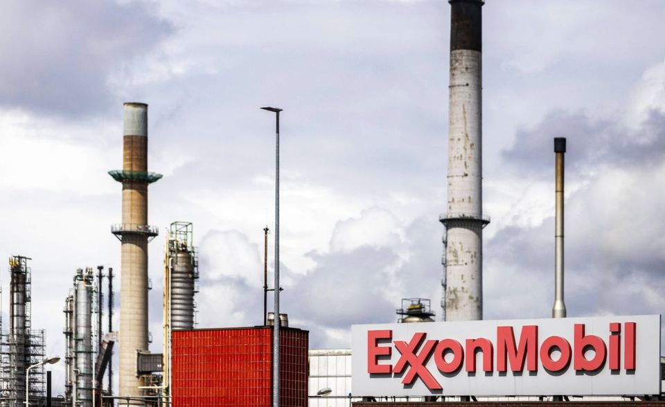 Exxon Mobil war im Geschäftsjahr 2018 das zweitgrößte Unternehmen der USA. Nun muss sich der größte börsennotierte Mineralölkonzern des Landes mit dem dritten Rang begnügen. Niedrige Ölpreise ließen die Umsätze um 8,7 Prozent auf 264,9 Milliarden Dollar sinken. Die Gewinne schrumpften gar um 31,2 Prozent auf 14,3 Milliarden Dollar. Zu dem Konzern gehört die Marke Esso.