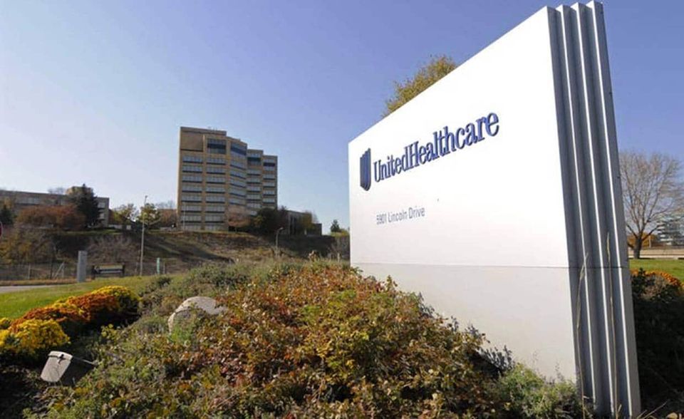 Gesundheit ist ein riesiges Geschäft. Vier der zehn größten US-Firmen in den Fortune 500 2020 stammen aus dieser Branche. Dazu gehört auf Platz sieben die United Health Group. Der größte Anbieter von Krankenversicherungen der USA steigerte seinen Umsatz um 7,0 Prozent auf 242,2 Milliarden Dollar, verlor aber einen Rang. UnitedHealth Group ist das erste Unternehmen dieser Rangliste, das auch den Gewinn verbessern konnte. Er erhöhte sich um 15,5 Prozent auf 13,8 Milliarden Dollar.