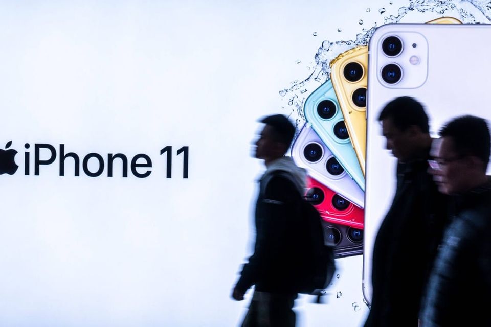 Apple büßte 2020 in den Fortune 500 einen Platz ein. Der Tech-Gigant litt unter stagnierenden Absatzzahlen, unter anderem beim bisherigen Erfolgsgaranten, dem iPhone. Die Umsätze im Geschäftsjahr 2019 sanken um 2,0 Prozent auf 260,2 Milliarden Dollar. 55 Prozent der Einnahmen entfielen dem Bericht zufolge allein auf das iPhone, das ein Minus von 14 Prozent verzeichnete. Dass der Rückgang insgesamt nicht größer ausfiel, lag laut „Fortune“ an Zuwächsen bei Streaming- und Abonnementangeboten sowie einer stark gestiegenen Nachfragen nach Zubehör wie iPods. Apples Gewinne sanken um 7,2 Prozent auf 55,3 Milliarden Dollar.