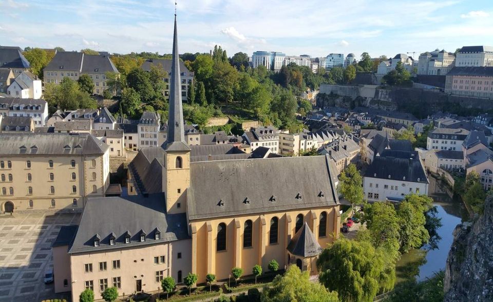 Die Luxemburger zieht es in die Ferne. Nicht nur verreisten 2018 rund 81,0 Prozent der Einwohner aus privaten Gründen. Nahezu alle Reisen (98 Prozent) führten ins Ausland. Diese naheliegende Statistik für das winzige Großherzogtum bedeutet mit weitem Abstand Platz eins in Europa. Es folgten Belgien (78 Prozent), Malta (72 Prozent) und Slowenien (61 Prozent). Am seltensten in die Ferne reisten – ob aus Geldmangel oder aufgrund der Schönheit des eigenen Landes – Rumänen (sechs Prozent), Spanier (elf Prozent), Portugiesen (zwölf Prozent) und Griechen (13 Prozent).