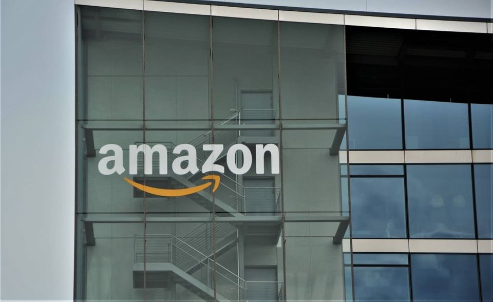 Die Fehde zwischen Trump und Amazon-Chef Jeff Bezos hält schon mehrere Jahre an. Bezos ist Eigentümer der Washington Post, die immer wieder kritisch über Trump berichte. Der US-Präsident hat Bezos unlängst vorgeworfen, er nutze die Zeitung als Lobbyorgan und verpasste ihm den Namen Jeff Bozo (übersetzt: Clown, Depp). Bezos bot Trump umgekehrt an, ihn mit einer der Raketen seiner Raumfahrtfirma Blue Origin ins All zu schießen. Zuletzt endete der Streit sogar vor Gericht. Amazon warf dem Pentagon vor, den Konzern auf Druck von Trump bei einem Auftrag bewusst übergangen zu haben. Ein Gericht in Washington gab Amazon Recht und stoppte den Auftrag vorläufig.