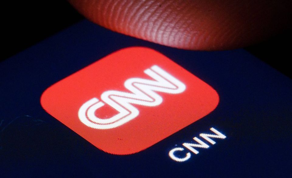Das Verhältnis zwischen Trump und dem Nachrichtensender CNN ist zerrüttet. Immer wieder bezeichnete der US-Präsident den Sender als „Fake News“. Als CNN-Korrespondent Jim Acosta sich bei einer Pressekonferenz des Weißen Hauses im November 2018 weigerte das Mikrofon abzugeben und dabei eine Praktikantin am Arm berührte, entzog das Weiße Haus ihm die Akkreditierung. Am 16. November entschied ein Gericht in Washington, dass Acosta die Akkreditierung zurückerhalten müsse. In der Corona-Krise schießt Trump auch immer wieder gegen die CNN-Reporterin Kaitlin Collins. Er warf ihr unter anderem vor eine unhöfliche Person zu sein.