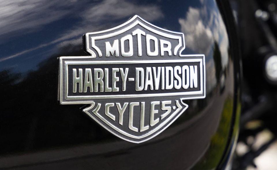 Ursprünglich galt der US-Motorradbauer Harley-Davidson als einer der Lieblinge Trumps. Im Zollstreit zwischen der US-Regierung und der EU geriet das Traditionsunternehmen im Juni 2018 allerdings ins Kreuzfeuer. Die amerikanischen Strafzölle führten zu höheren Produktionskosten, weshalb Harley Davidson ankündigte, seine Produktion ins Ausland zu verlagern. Trump attackierte den Konzern daraufhin bei Twitter und warnte der Schritt werde „der Anfang vom Ende sein.“ Harley-Davidson werde dann besteuert, „wie nie zuvor“. Zwischenzeitlich unterstützte der US-Präsident auch Boykottaufrufe seiner Anhänger. Auch die Partnerschaft mit der chinesischen Firma Qingjiang Motorcycle, um kleinere Motorräder für den asiatischen Markt zu produzieren, sorgte bei Trump für Kritik.