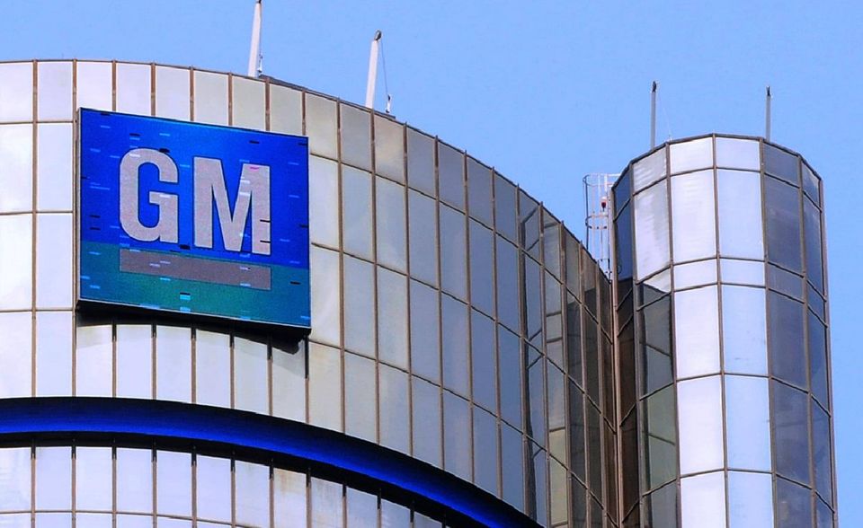 Auch der Autobauer General Motors bekam Trumps Ärger im März zu spüren. Die US-Regierung hatte mit dem Konzern über die Produktion von Beatmungsgeräten verhandelt. Die Verhandlungen liefen allerdings zäh. „Wie immer bei diesem General Motors scheinen die Dinge niemals zu gelingen“, bilanzierte Trump auf Twitter. Trump berief sich daraufhin auf das Kriegswirtschaftsgesetz und verpflichtete GM zum Bau von Beatmungsgeräten. Anfang April kündigte das Gesundheitsministerium an, einen Vertrag mit dem Konzern über die Lieferung von 6132 Beatmungsgeräte bis zum 1. Juni an. Weitere 30.000 sollten bis Ende August folgen.