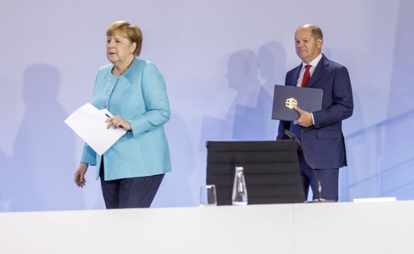 Kanzlerin Merkel und Finanzminister Scholz schreiten zur Verkündung: Die Koalition hat sich auf ein 130 Mrd. Euro umfassendes Konjunkturpaket verständigt