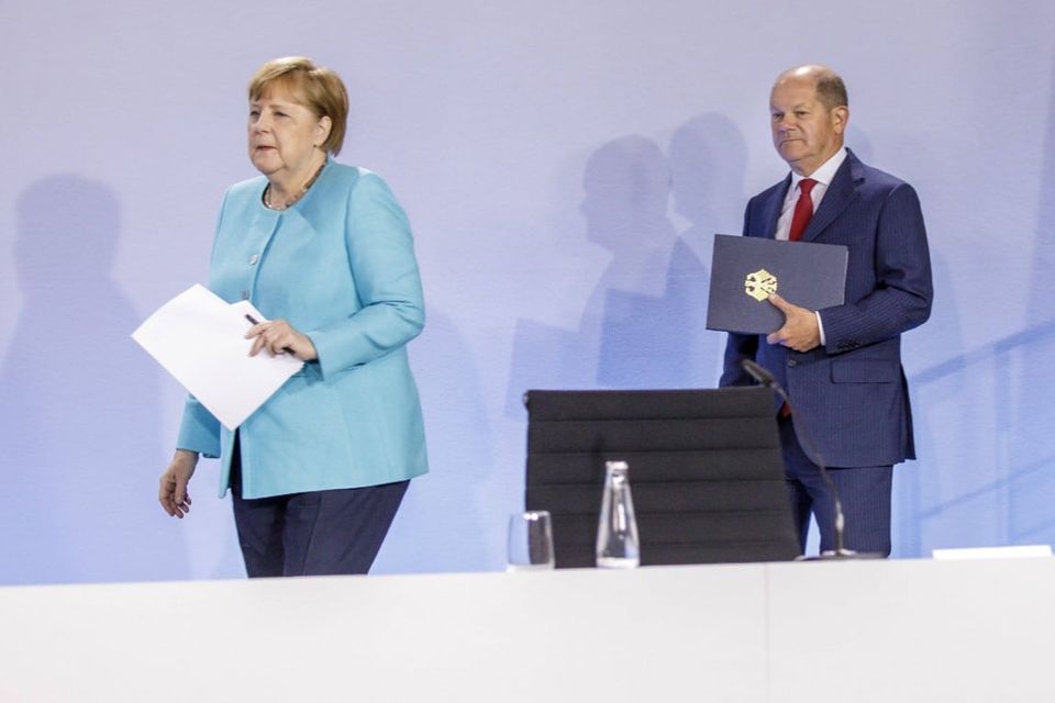 Kanzlerin Merkel und Finanzminister Scholz schreiten zur Verkündung: Die Koalition hat sich auf ein 130 Mrd. Euro umfassendes Konjunkturpaket verständigt