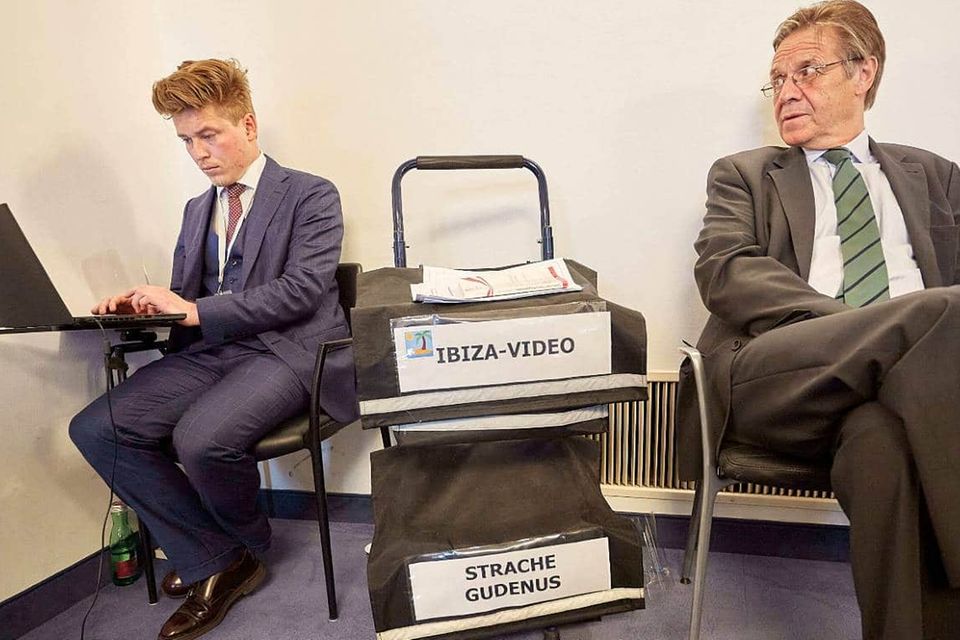 Der Wagen mit den Akten zum Ibiza-Video und den ehemaligen FPÖ-Spitzenpolitiker Heinz-Christian Strache und Johann Gudenus