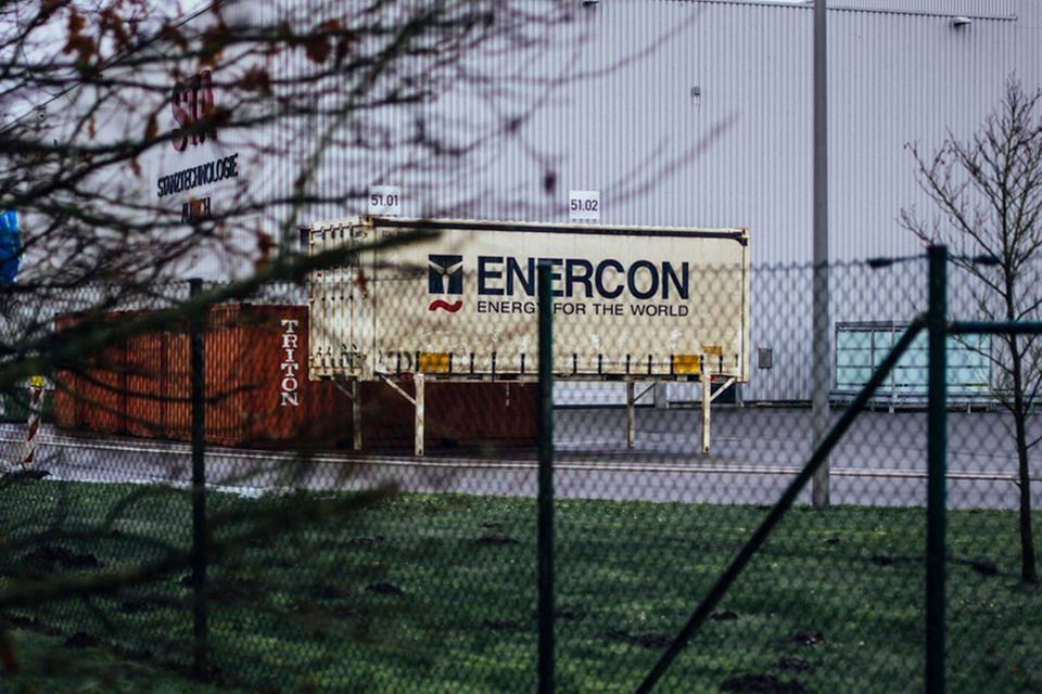 In der ostfriesischen Kreisstadt Aurich macht das Werksgelände des Windradherstellers Enercon und seiner bisherigen Zulieferer fast einen eigenen Stadtteil aus. Nach vielen Jahren des Booms kämpft das Unternehmen seit Monaten mit massiven Problemen