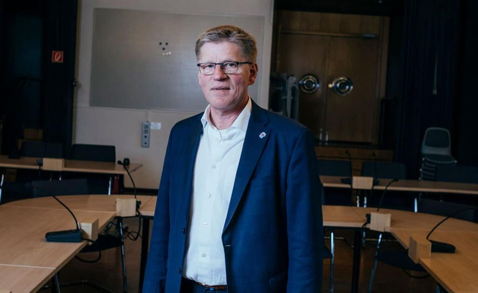 BILD Aurichs neuer Bürgermeister Horst Feddermann spürt die massiven Folgen der Enercon-Krise in seinem Haushalt. Viele Prestigeprojekte aus den fetten Jahren rächen sich jetzt (Foto: Tomas Engel)