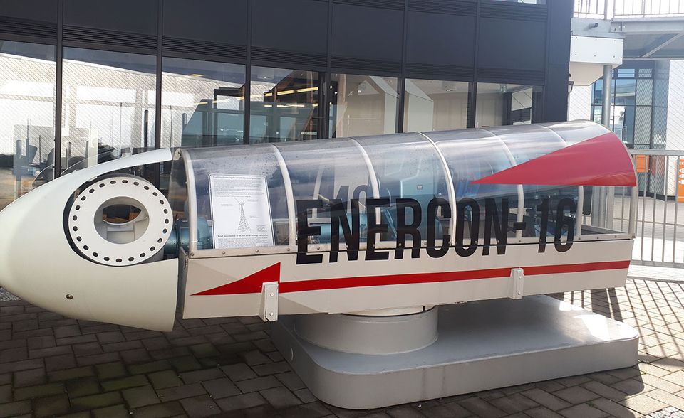 BILD Das erste Serienmodell von Enercon, die E15, steht heute im Auricher EEZ. In den Zeiten von Firmengründer Aloys Wobben war Enercon der Konkurrenz technologisch lange Zeit voraus