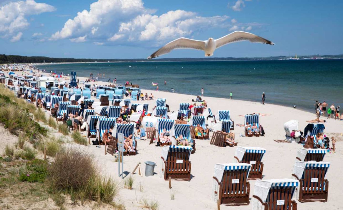 Strand im Ostssebad Binz: Der Sommerurlaub findet dieses Jahr unter besonderen Bedingungen statt
