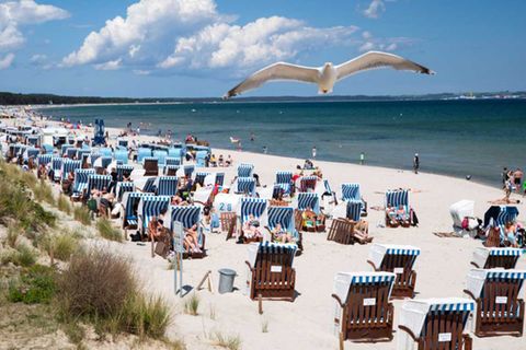 Strand im Ostssebad Binz: Der Sommerurlaub findet dieses Jahr unter besonderen Bedingungen statt