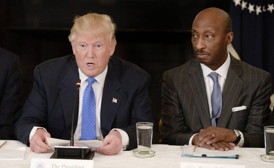 BILD US-Präsident Donald Trump mit Merck-CEO Kenneth Frazier bei einem Treffen im Jahr 2017