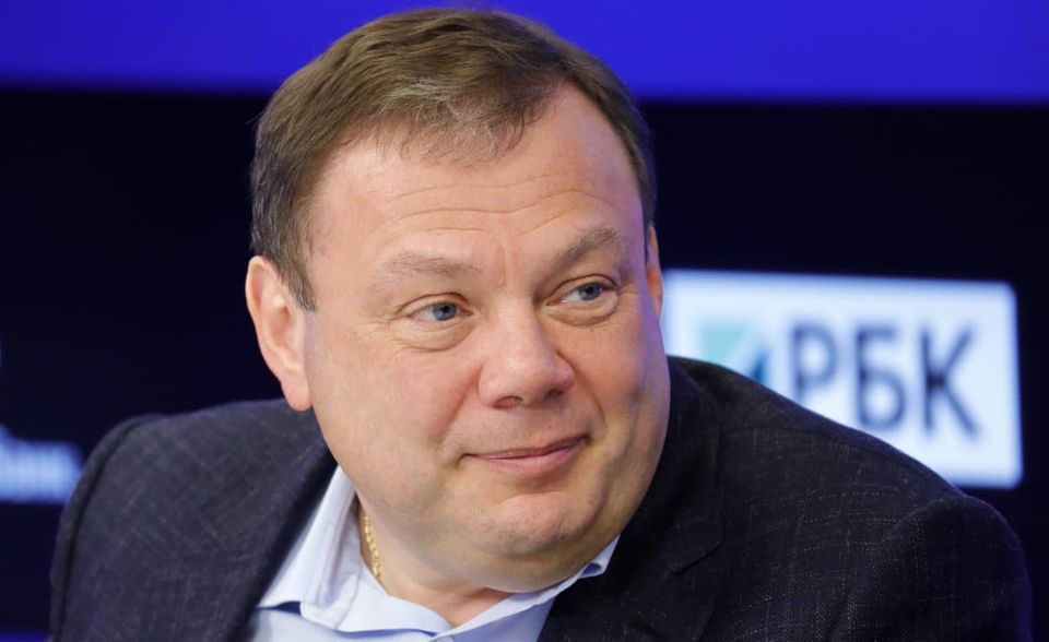 Michail Fridman wurde 1964 in der heutigen Ukraine geboren. Er besitzt wie Abramowitsch die israelische Staatsbürgerschaft und lebt die meiste Zeit in Großbritannien. Fridman ist der Gründer der Alfa Bank, der laut „Forbes“ größten nicht-staatlich kontrollierten Bank des Landes. 2013 verdiente er an dem Verkauf seiner Anteile am Ölkonzern TNK-BP 5,1 Mrd. Dollar. Fridman belegt im weltweiten Ranking mit 13 Mrd. Dollar Platz 86.