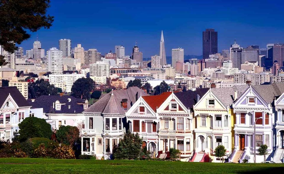 37 der reichsten Menschen der Welt wohnen in San Francisco. Damit zählt die kalifornische Metropole fünf Superreiche weniger als noch 2019. Die verbliebenen Milliardäre haben zusammen ein Vermögen von 90,7 Mrd. US-Dollar. Knapp ein Zehntel des Vermögens fällt dabei auf IT-Unternehmer Dustin Moskovitz. Moskovitz ist Facebook-Mitbegründer und hält noch heute 2,3 Prozent der Anteile.